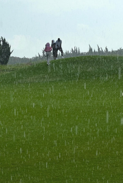 星空体育app-詹姆斯晒中国行顶着瓢泼大雨打高尔夫，并发问：你们能忍受吗